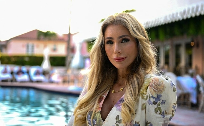 Melissa Rein Lively tạo dáng ven hồ bơi một khách sạn ở Palm Beach, Florida, ngày 8/11. Ảnh: AFP