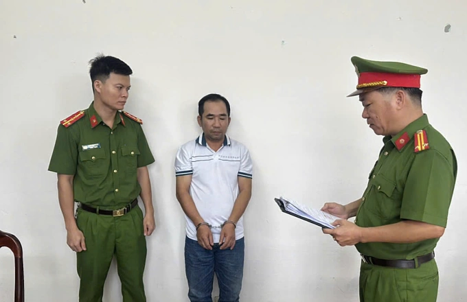 Cơ quan cảnh sát điều tra đọc lệnh bắt giam bị can Hùng. Ảnh: Công an cung cấp