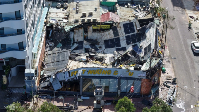 Trung tâm Quy Nhơn ngổn ngang sau bão Kalmaegi, sáng 7/11. Ảnh: Thanh Tùng