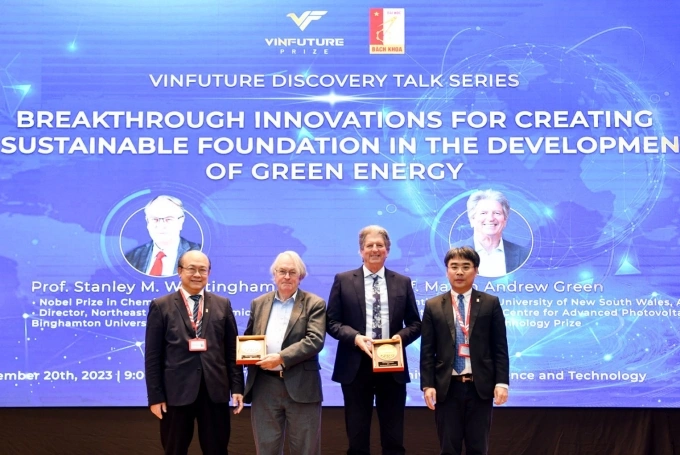 PGS.TS. Huỳnh Đăng Chính (ngoài cùng bên phải) tặng quà lưu niệm cho GS. Stanley M. Whittingham và GS. Martin Andrew Green trong sự kiện giao lưu tại Đại học Bách khoa cuối năm 2023. Ảnh: VFP