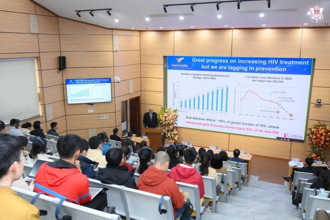 Buổi chia sẻ của GS. Salim S. Abdool Karim - chủ nhân Giải Đặc biệt VinFuture 2021 tại trường Đại học Y Hà Nội năm 2023. Ảnh: VFP