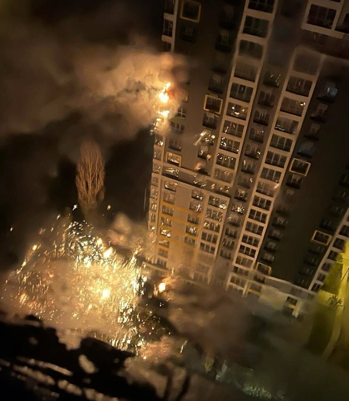 Các đám cháy tại một tòa chung cư ở Kiev. Ảnh: X/The Ukrainian Week