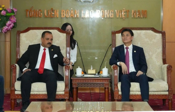 Quỳnh (ngồi sau) phiên dịch tiếng trong một buổi làm việc của Tổng Liên đoàn Lao động Việt Nam với đối tác Ả Rập. Ảnh: Nhân vật cung cấp