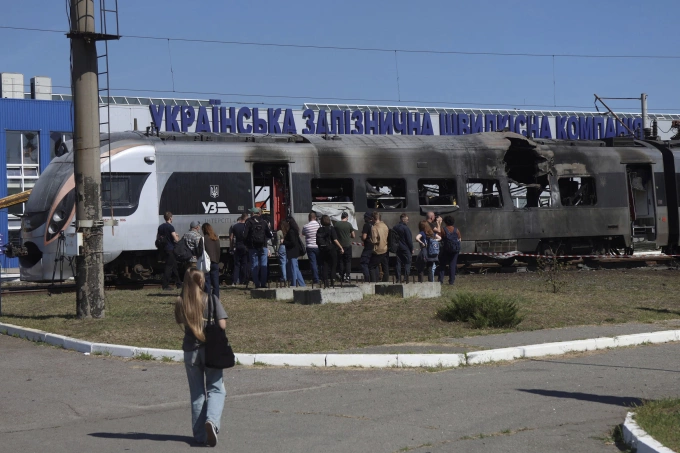 Một đoàn tàu bị hư hại trong cuộc tấn công của Nga vào Kiev hồi tháng 8. Ảnh: Global Images Ukraine