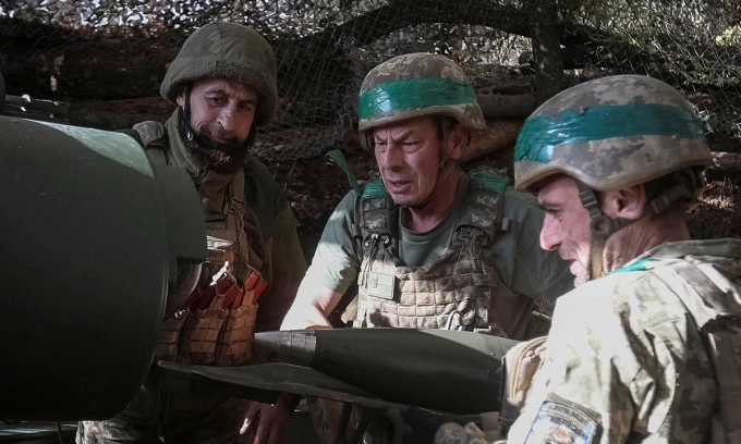 Binh sĩ Ukraine chuẩn bị đạn pháo trên mặt trận Pokrovsk, tỉnh Donetsk ngày 16/10. Ảnh: Reuters