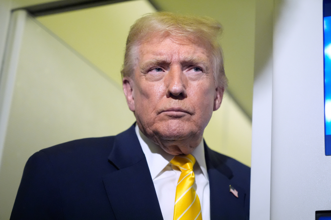 Tổng thống Mỹ Donald Trump nói với các phóng viên trên Không lực Một ngày 14/11. Ảnh: AP