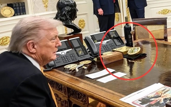 Phần khoanh tròn được cho là thỏi vàng và đồng hồ mà giới lãnh đạo doanh nghiệp Thụy Sĩ tặng ông Trump. Ảnh: Watches of Espionage