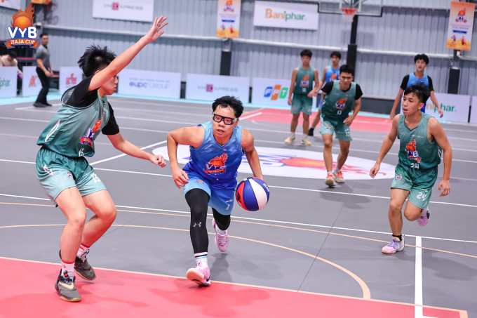 Pha đột phá vào khu 2 điểm của VĐV THPT Nguyễn Trãi - Ba Đình (áo xanh dương) trước vòng vây của THPT Phạm Hồng Thái. Ảnh: VYB