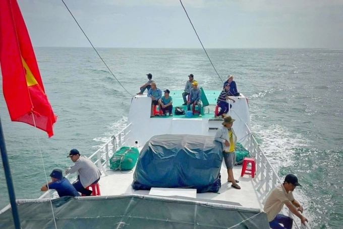 Các thủy thủ trên tàu An Vĩnh Express căng mắt tìm người trong ngày 7 và ngày 8/11. Ảnh: An Vĩnh