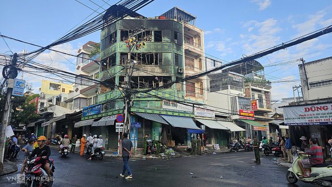 3 tầng trên cùng của căn nhà cháy cùng nhiều tài sản bị thiêu rụi. Ảnh: Bùi Toàn