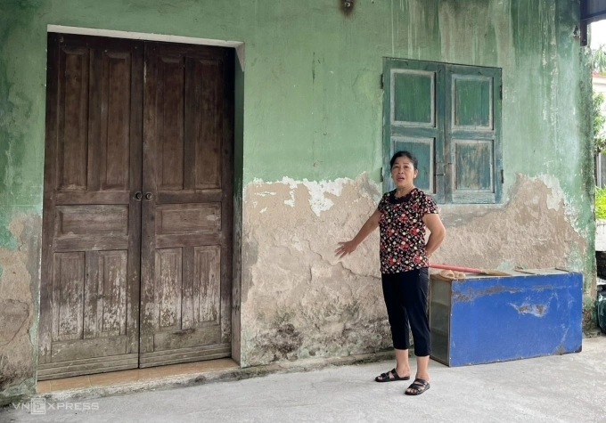 Nhà bà Chiến xuống cấp, tường mục lở vì ngập lụt nhưng không được xây mới hay sửa chữa. Ảnh: Lê Tân