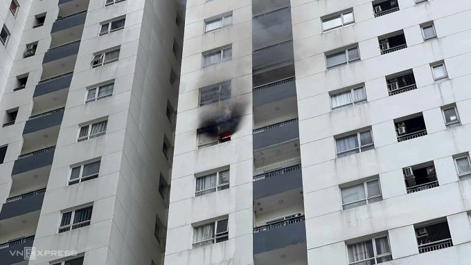 Căn hộ tại tầng 12 chung cư Dreamhome Plaza cháy chiều 15/11. Ảnh: Minh Hoàng