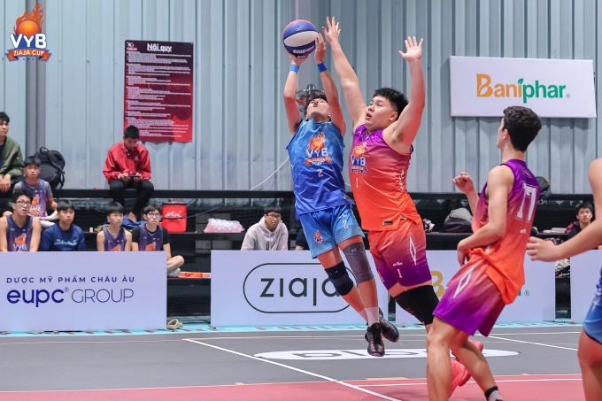 Nguyễn Trãi - Ba Đình (áo xanh) thắng sát nút THPT Dewey Tây Hồ. Ảnh: VYB