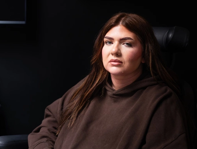 Cherrie được hoãn thi hành án do bị đột quỵ tủy sống, hiện di chuyển bằng xe lăn. Ảnh: Guardian