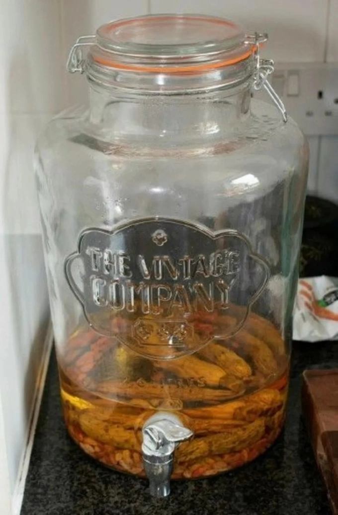 Loại rượu Suối nguồn sự sống Chao Xu dùng để mời các vị khách đến nhà dự tiệc. Ảnh: Met Police