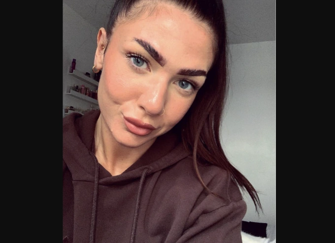 Cherrie-Ann Austin-Saddington từ một nữ quản giáo trẻ tự tin không bao giờ bị tù nhân thao túng, đã suýt sinh con cho một tội phạm tình dục đang thụ án. Ảnh: The Sun