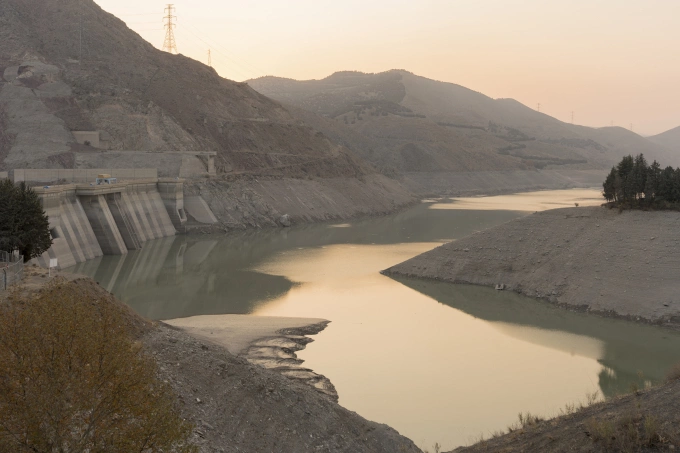 Mực nước tại đập chứa Latyan gần Tehran, Iran ngày 10/11. Ảnh: AFP