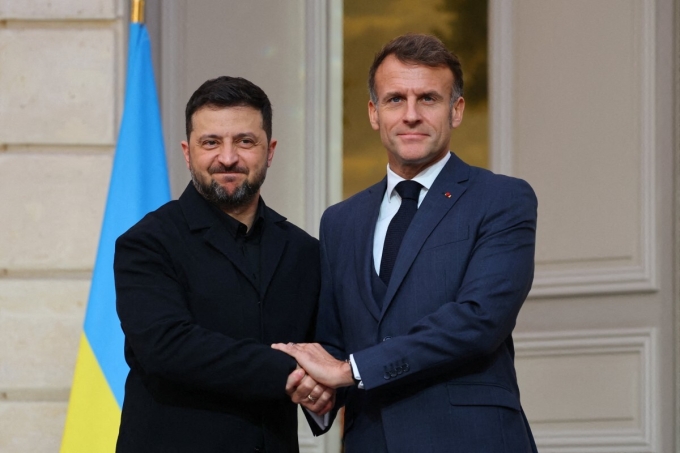 Tổng thống Ukraine Volodymyr Zelensky (trái) và Tổng thống Pháp Emmanuel Macron tại Paris ngày 17/11. Ảnh: AFP