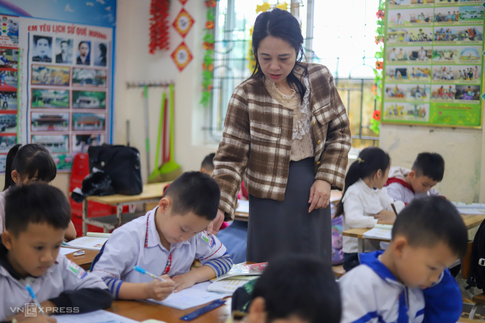 Giáo viên, học sinh trường Tiểu học Hưng Lợi, xã Lam Thành, tỉnh Nghệ An, trong một giờ học. Ảnh: Đức Hùng