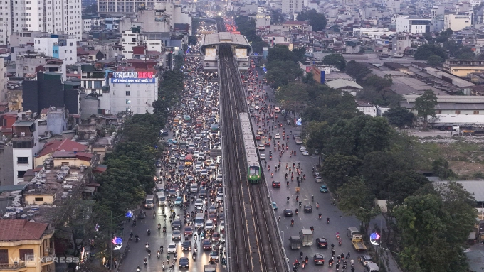 Phương tiện dày đặc di chuyển khó khăn trên đường Nguyễn Trãi, Hà Nội, tháng 1/2025. Ảnh:
