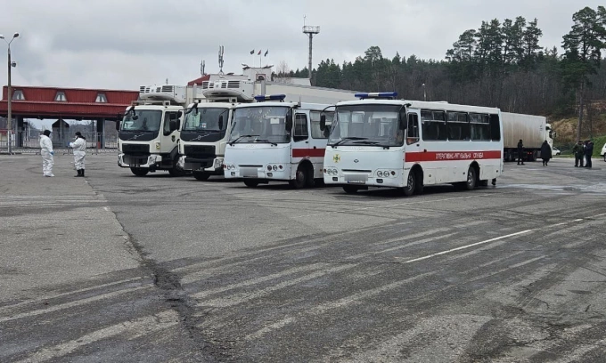 Đoàn xe của Ukraine tại điểm bàn giao thi thể binh sĩ ngày 20/11. Ảnh: KShPPV