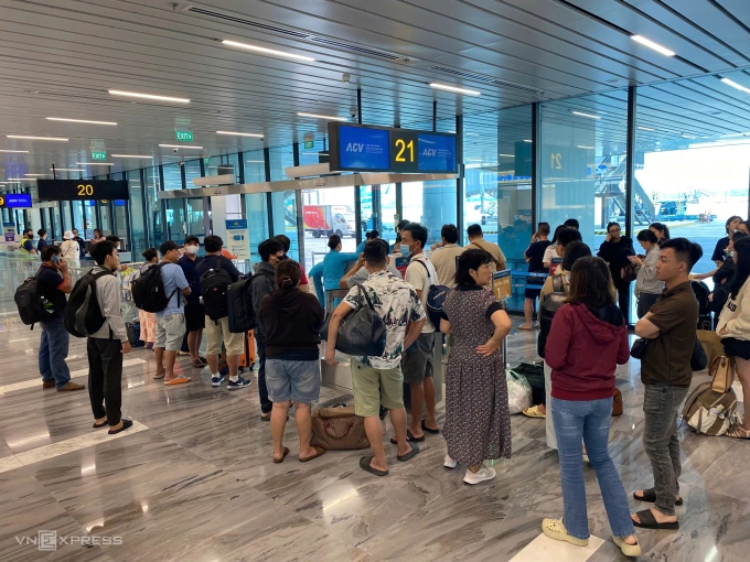 Flight from Tan Son Nyat61 to Tuy Hoa this morning was delayed for 2 hours and then canceled. Hundreds of passengers tried to change or refund their tickets at the check-in counter. Photo: Thanh Tung