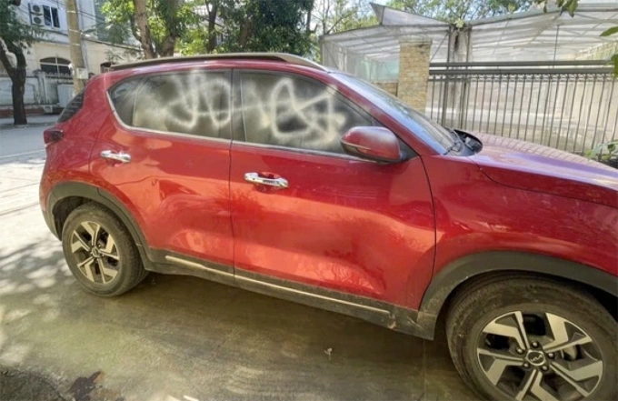 Ôtô 5 chỗ bị xịt sơn. Ảnh: Hùng Lê
