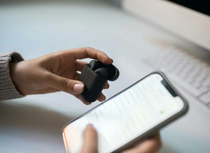 Wireless headphones connects to a smartphone. Photo from Pexels
