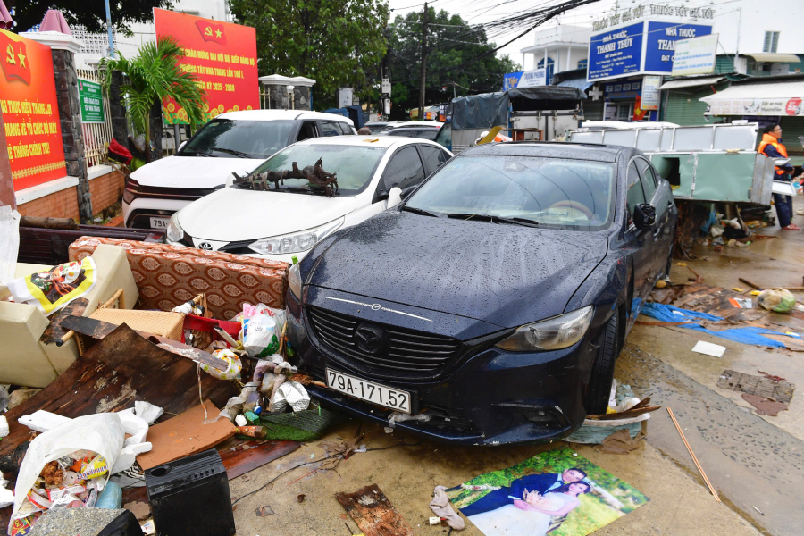 엄청난 홍수가 C에서 물러나기 시작하자 주민들은 Quy Nhon Nha Trang에서 대규모 청소에 돌입했습니다