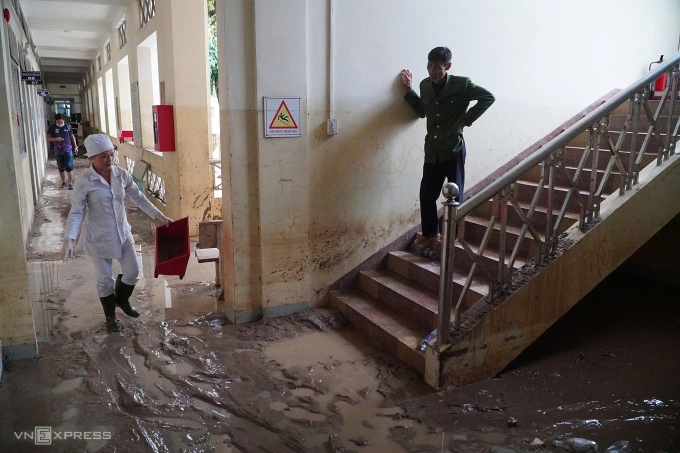 Dọn dẹp tại Bệnh viện lao và bệnh phổi Quy Nhơn. Ảnh: Đình Văn