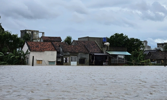 Khu vực phường Phú Yên, tỉnh Đăk Lăk, còn ngập sâu. Ảnh: Cao Nhi