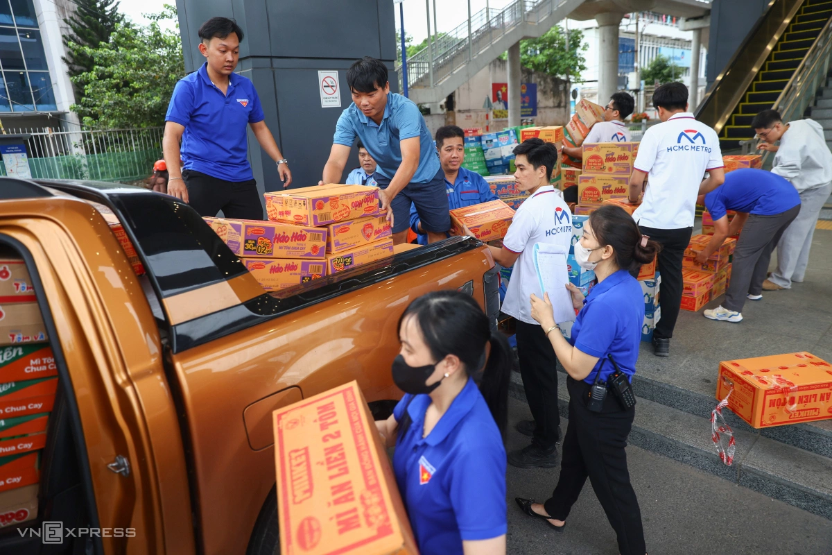 HCMC residents send urgent relief supplies to flood-hit central Vietnam