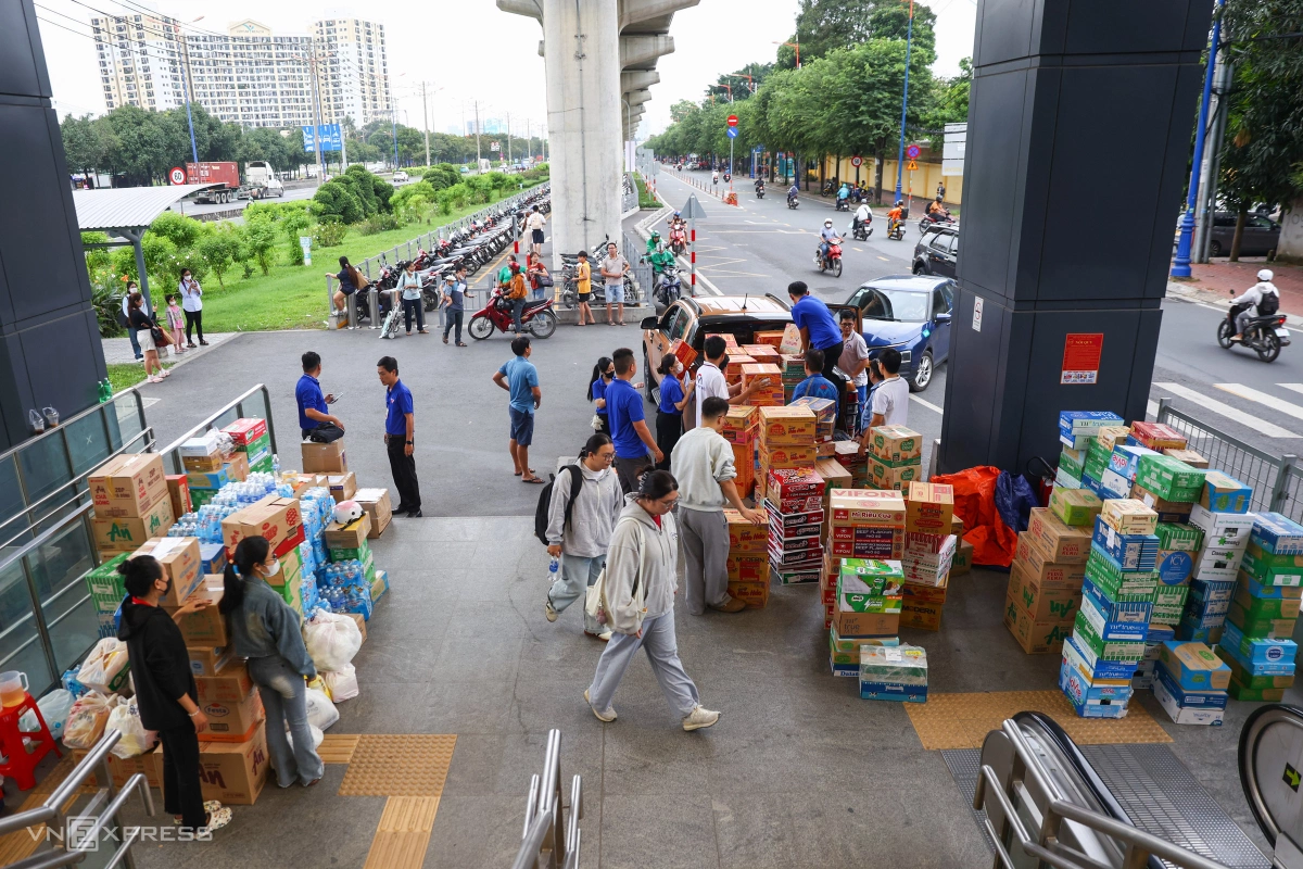 HCMC residents send urgent relief supplies to flood-hit central Vietnam