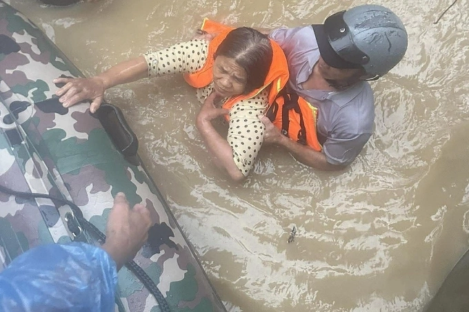 Người dân ở xã Hòa Thịnh được lực lượng chức năng giải cứu, ngày 22/11. Ảnh: Thái Hà