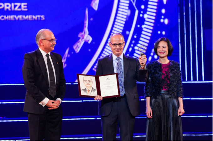 GS Omar M. Yaghi (giữa) nhận giải đặc biệt của VinFuture. Ảnh: Giang Huy