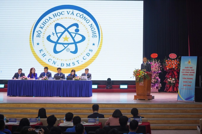 Logo Bộ Khoa học và Công nghệ trên sân khấu trong bài phát biểu của Bộ trưởng Nguyễn Mạnh Hùng. Ảnh: Lưu Quý