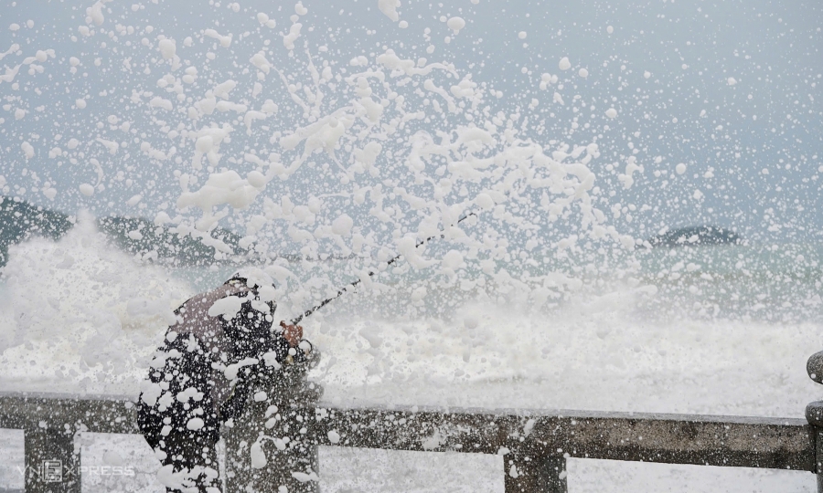 Politics Storm Koto drives 5-meter waves into Nha Trang, Phan Thiet tourist beaches