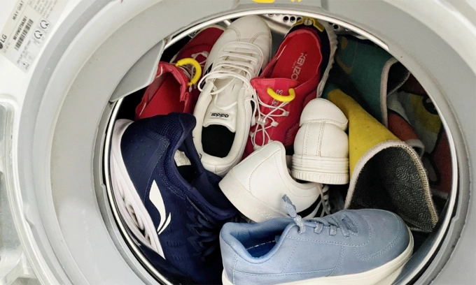 Giặt giày bằng máy giặt. Ảnh: Bảo Nhiên
