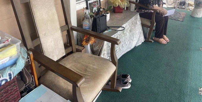 Chiếc ghế ngả trên hiên nhà bà Tran trước khi bị dẹp theo yêu cầu của ban quản lý. Ảnh: USC