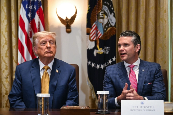 Tổng thống Mỹ Donald Trump (trái) và Bộ trưởng Quốc phòng Mỹ Pete Hegseth tại cuộc họp nội các ở Nhà Trắng ngày 8/7. Ảnh: AFP