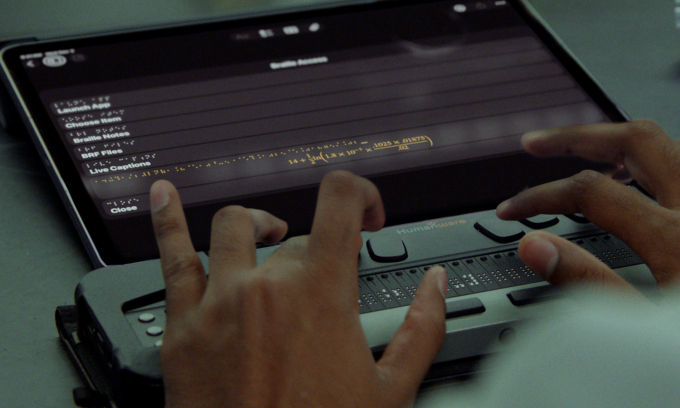 Tính năng hỗ trợ chữ nổi Braille Access trong trình đọc màn hình VoiceOver của Apple.
