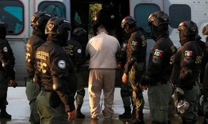 Thành viên lực lượng liên bang Mexico áp giải một tù nhân để dẫn độ sang Mỹ ở Almoloya de Juarez, Mexico, hôm 12/8. Ảnh: Reuters