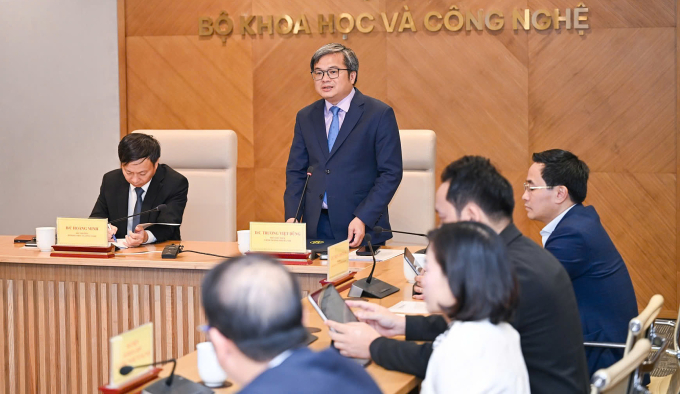 Phó chủ tịch UBND TP Hà Nội trả lời báo chí tại buổi họp báo. Ảnh: TTTT