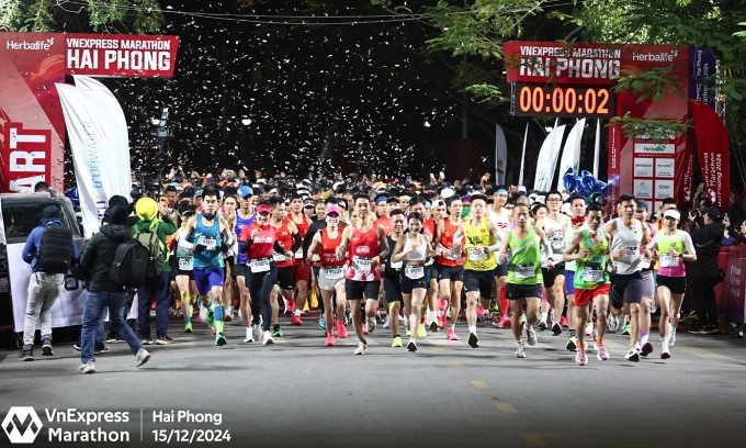 VĐV 42km xuất phát tại VnExpress Marathon Hải Phòng 2024. Ảnh: VnExpress Marathon