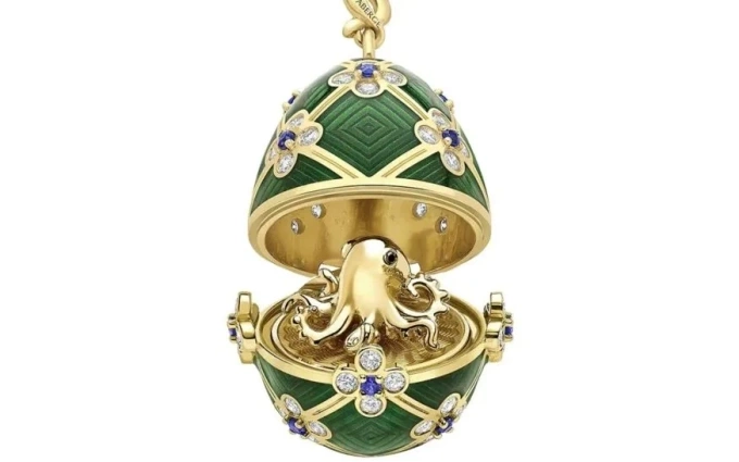 Quả trứng vàng có chiều dài 8,4 cm và trang trí với đầy kim cương dát bên ngoài. Ảnh: Faberge