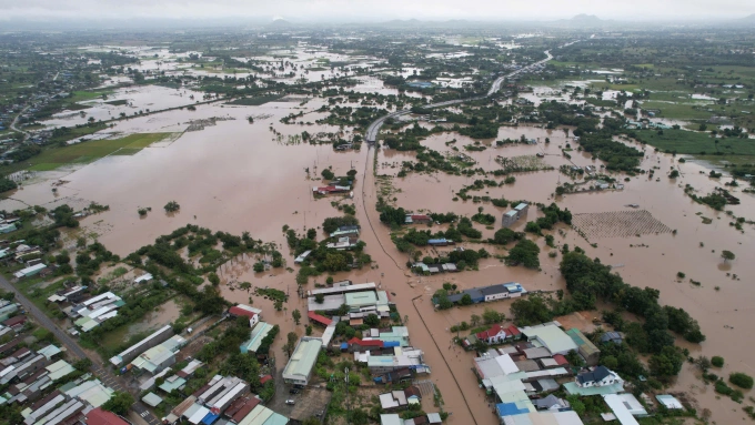 Nước lũ thượng nguồn đổ về gây ngập quốc lộ 1 và dân cư xã Hồng Sơn. Ảnh: Khải Nguyên