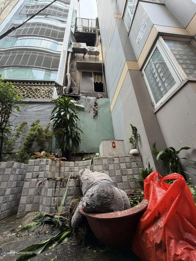 Zadní část restaurace byla v plamenech a byla tam, kde Khue a Trinh skočili na útěk. Foto: Thanh Tung