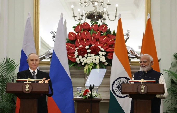 Tổng thống Nga Vladimir Putin (trái) và Thủ tướng Ấn Độ Narendra Modi tại cuộc họp báo chung ở New Delhi ngày 5/12. Ảnh: AFP
