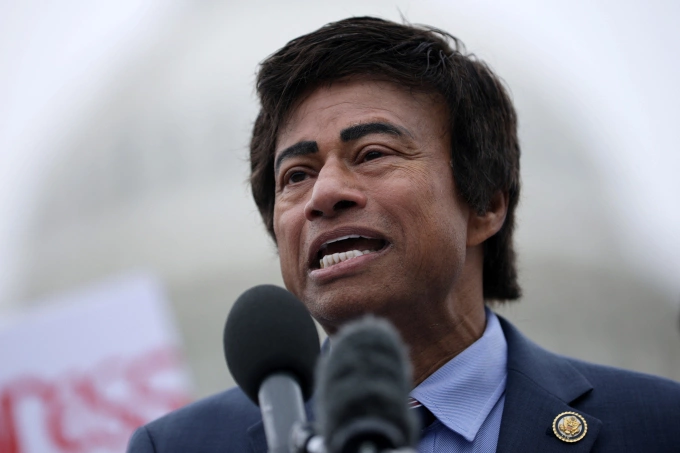 Hạ nghị sĩ Shri Thanedar, bang Michigan, phát biểu trước Đồi Capitol ngày 14/5. Ảnh: AFP