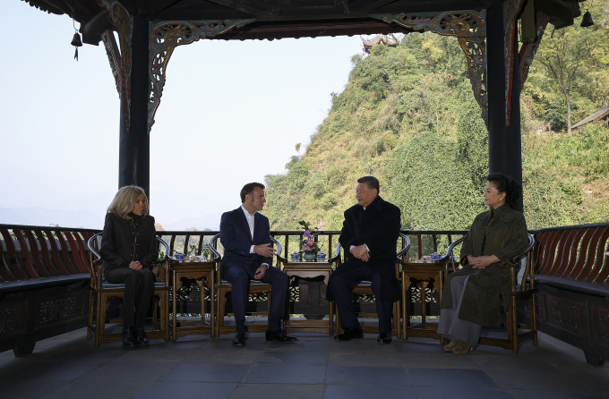 Từ trái qua phải: Đệ nhất phu nhân Pháp Brigitte Macron, Tổng thống Pháp Emmanuel Macron, Chủ tịch Trung Quốc Tập Cận Bình và phu nhân Bành Lệ Viện tại Đô Giang Yển, tỉnh Tứ Xuyên ngày 5/12. Ảnh: AFP